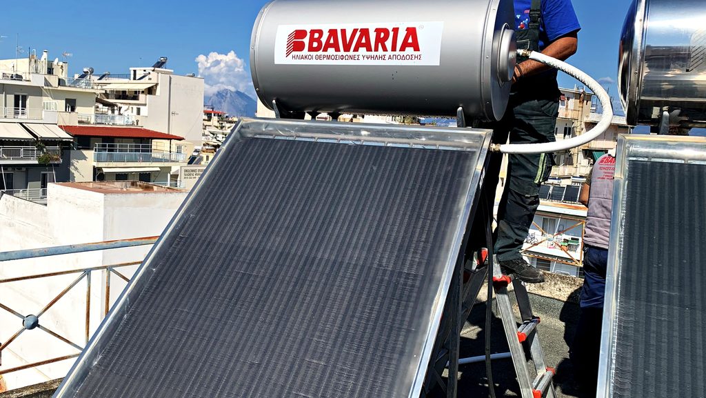 Τεχνικός της BAVARIA συνδέει ηλιακό θερμοσίφωνα σε ταράτσα