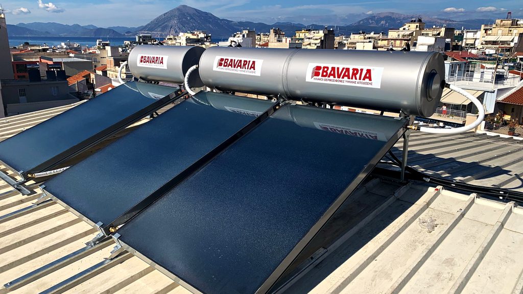 Ηλιακοί θερμοσίφωνες BAVARIA σε ταράτσα στην Πάτρα, με θέα τον Παναχαϊκό και τη θάλασσα